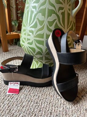 NWT • MICHAEL - MICHAEL KORS SANDALS